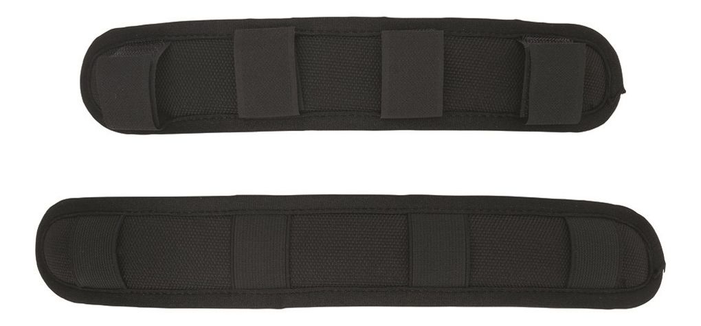 Zwei schwarze Nackenschoner. Ovale Form mit Klettverschlüssen. Gepolstertes Material. Oberer Schoner mit zwei, unterer mit drei Klettverschlüssen.