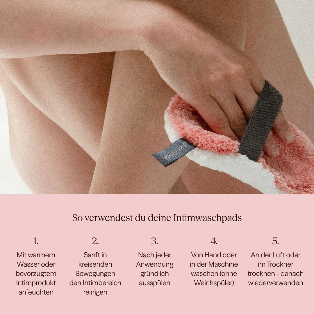 Person hält ein rosa Intimwaschpad. Text: Anwendungsschritte. 1. Anfeuchten. 2. Reinigen. 3. Ausspülen. 4. Waschen. 5. Trocknen.