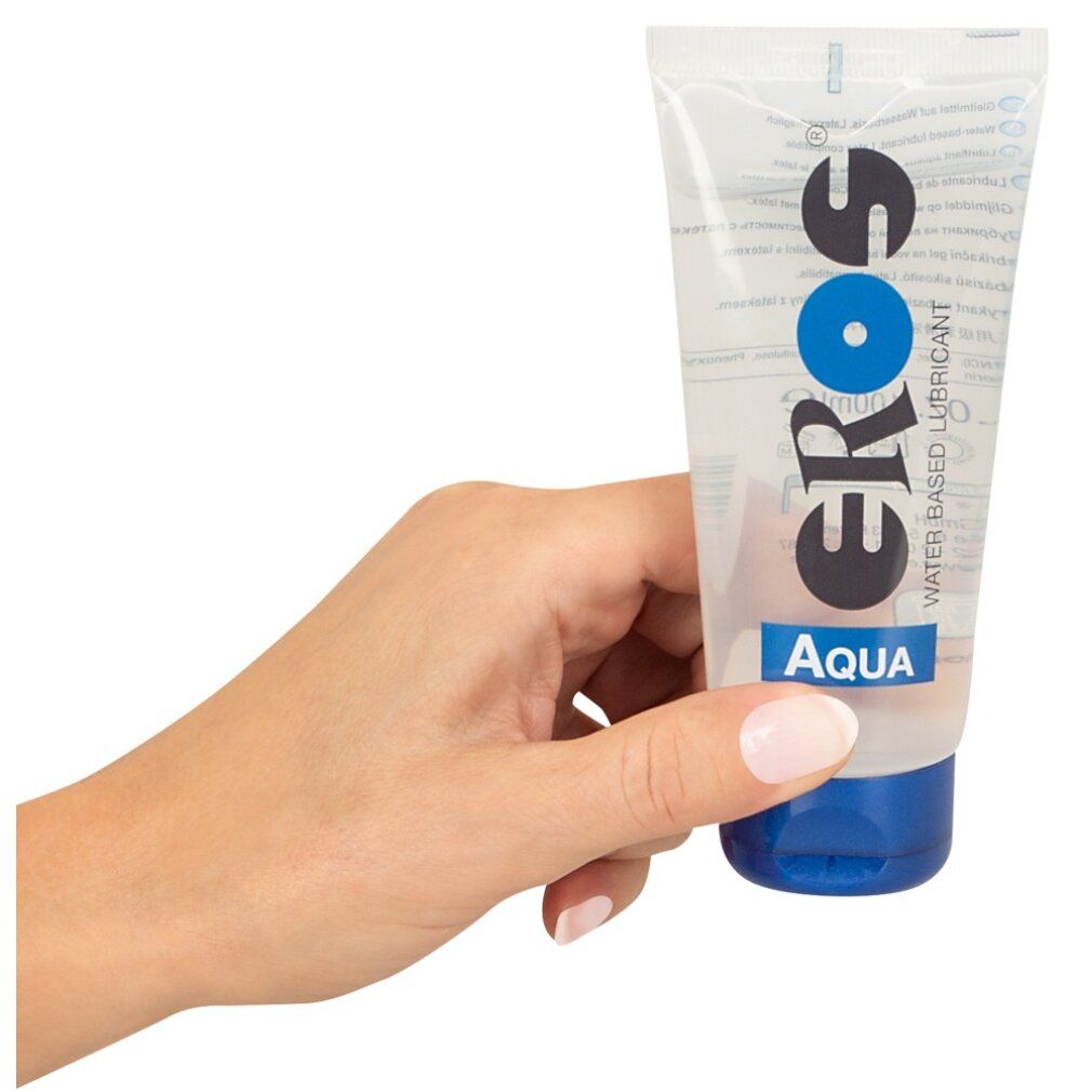 Hand hält transparente Tube mit blauem Verschluss. Aufschrift: EROS Aqua, Wasserbasiertes Gleitmittel.