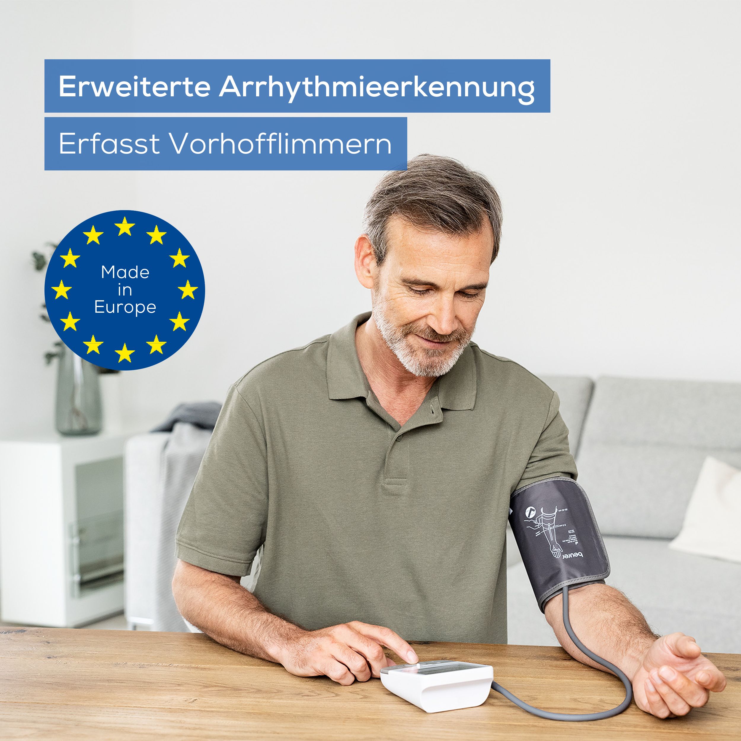 Mann benutzt ein Blutdruckmessgerät am Arm. Text: Erweiterte Arrhythmieerkennung. Made in Europe. Manschette am Oberarm.