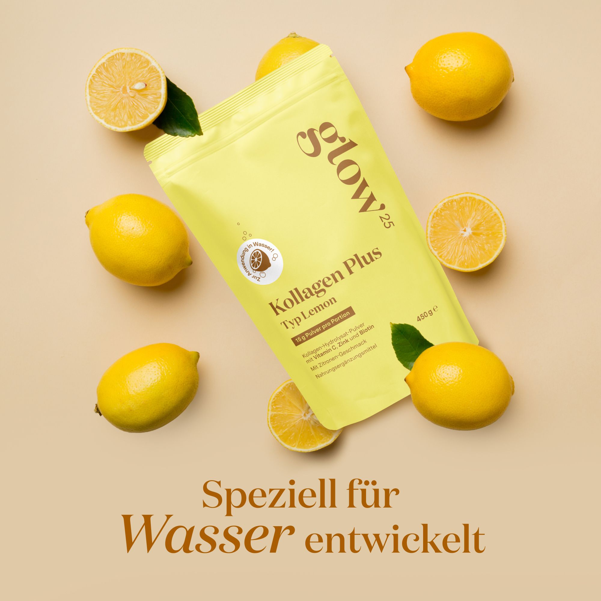 Glow25 Kollagen Plus Typ Lemon Pulver in gelber Verpackung, umgeben von ganzen und halben Zitronen.