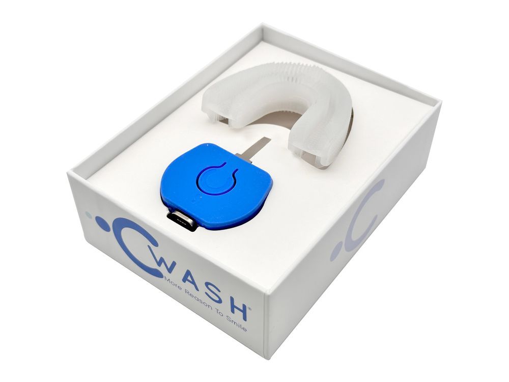 Zahnreinigungsgerät mit App in weißer Box. Enthält blaues Bedienelement und Mundstück. Marke: CWash.