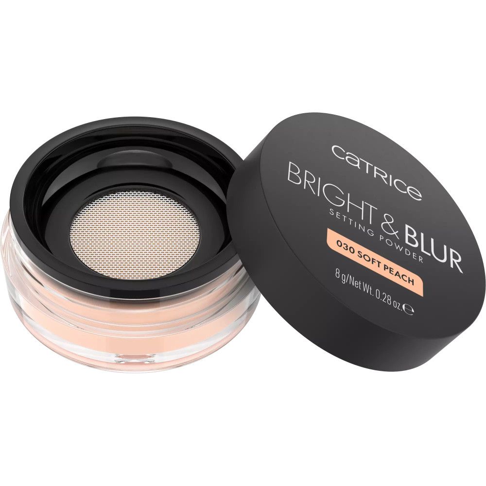 Catrice Bright & Blur Fixierpuder-Behälter, Deckel geöffnet. Schwarzer Deckel, weißer Schriftzug. Farbton 030 Soft Peach.