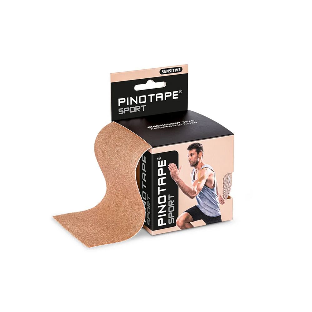 Kinesiologie-Tape in Beige, teilweise abgerollt aus einer Verpackung. Auf der Verpackung steht "PINOTAPE SPORT".