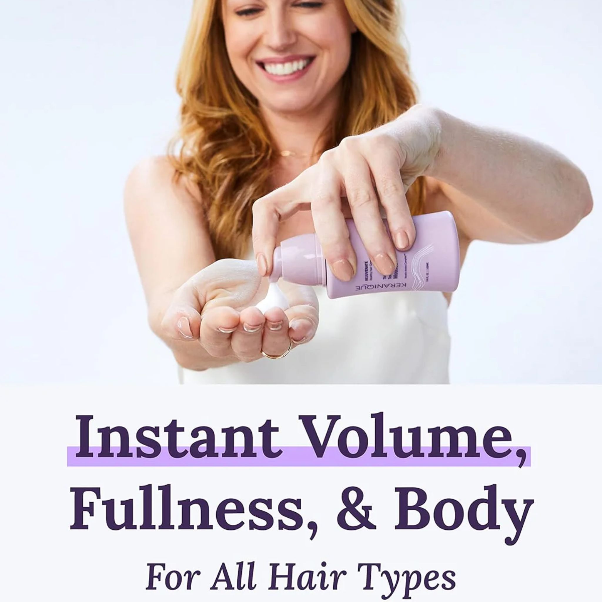 Text: Instant Volume, Fullness, & Body. Für alle Haartypen. Frau lächelt. Flasche Keranique Thickening Mousse.