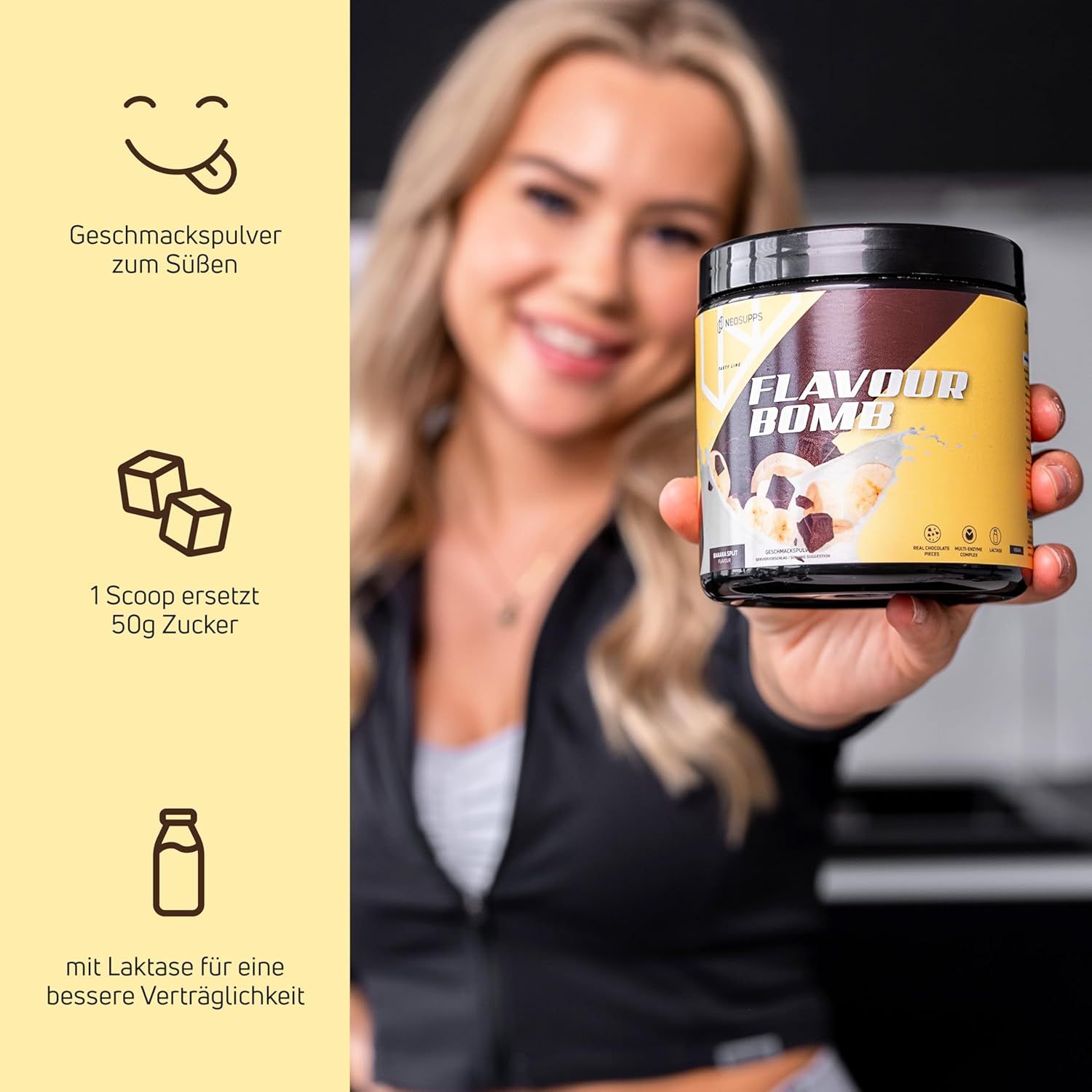 Frau hält Dose Neosupps Geschmackspulver. Aufschrift: FLAVOUR BOMB. Gelbes Etikett mit Banane und Schokostückchen. Text: 1 Scoop ersetzt 50g Zucker.