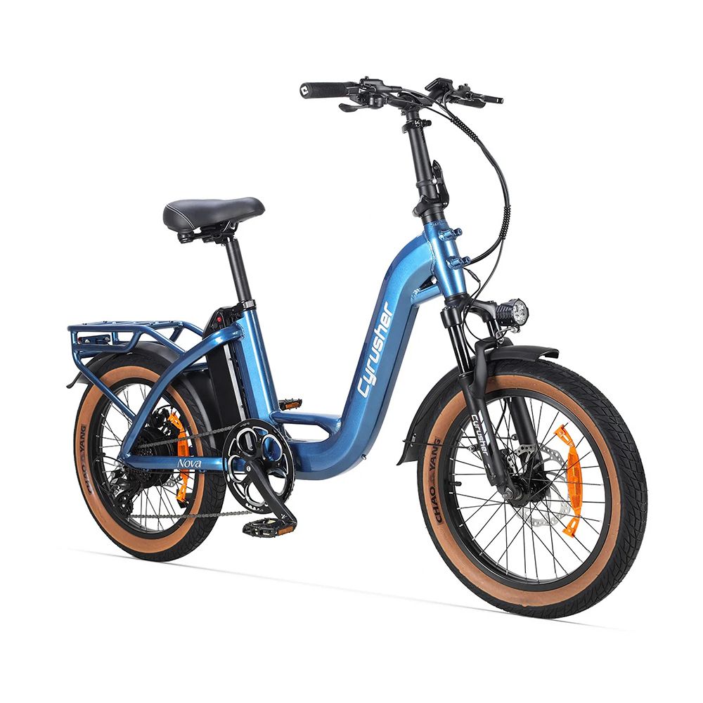 Blaues E-Bike CYRUSHER Nova mit braunen Reifen. Frontscheinwerfer und Gepäckträger sichtbar.