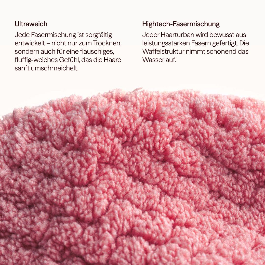 Nahaufnahme eines rosa Haarturban-Stoffs mit Waffelstruktur. Text beschreibt ultraweiche Hightech-Fasermischung.