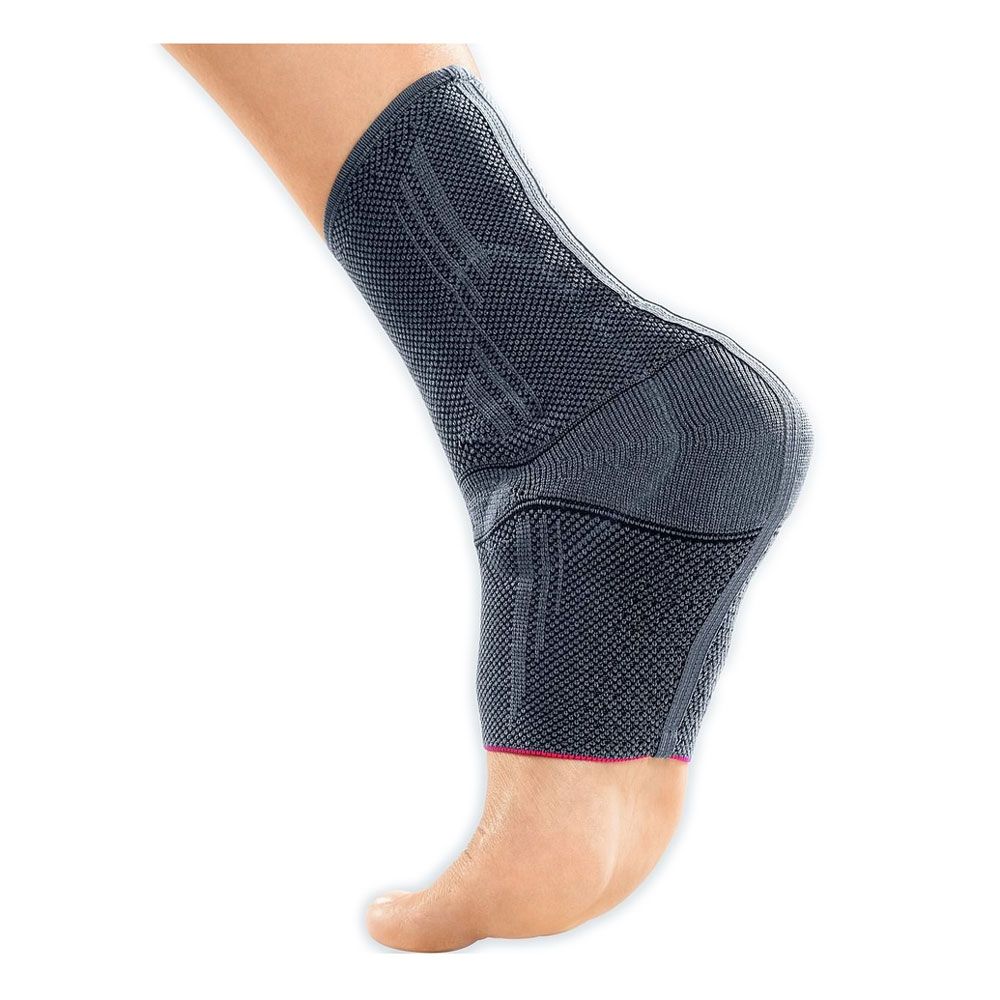 Knöchelbandage Medi Levamed®. Dunkelgrau, mit rotem Akzent. Detailansicht, am Fuß getragen.