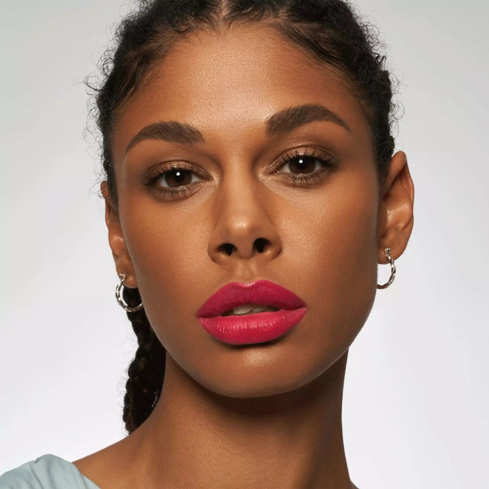 Porträt einer Frau mit pinkfarbenem Lippenstift. Gesicht, Lippen, Augen, Haut.