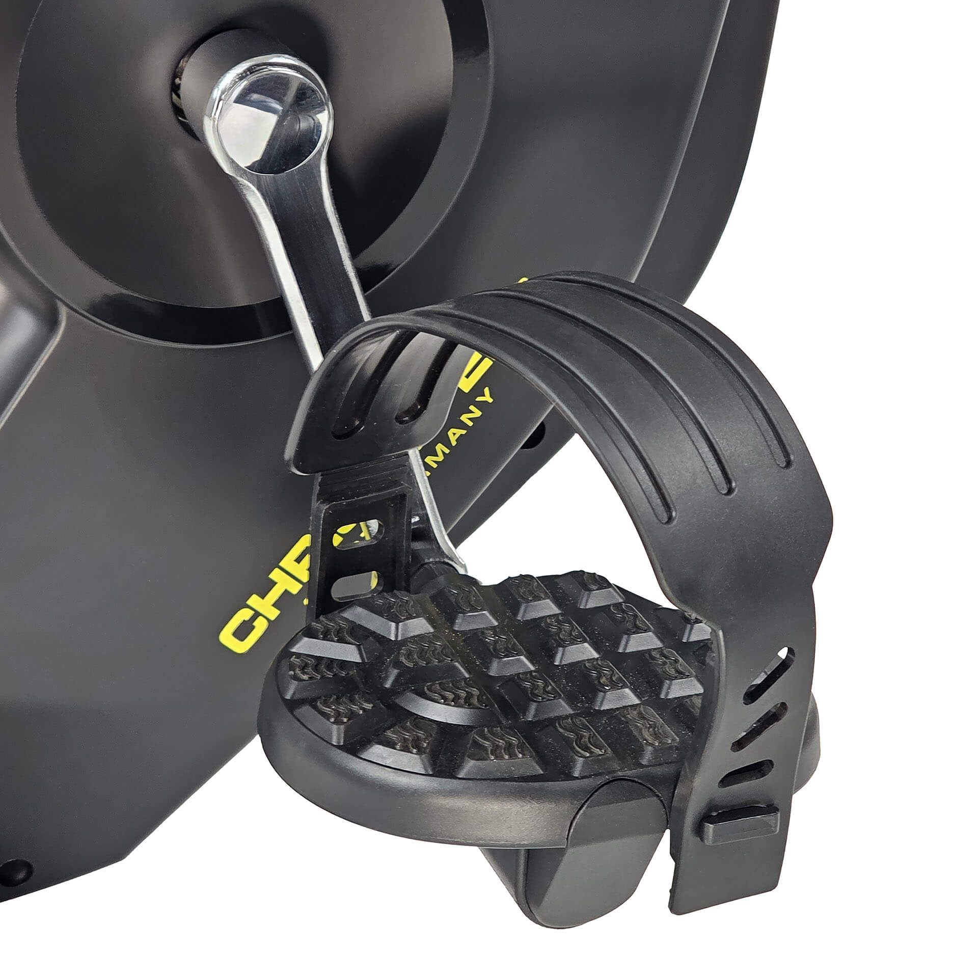 Pedal des Heimtrainers. Schwarzes Pedal mit Riemen. Gelber Schriftzug 'CHRISTOPEIT GERMANY'.