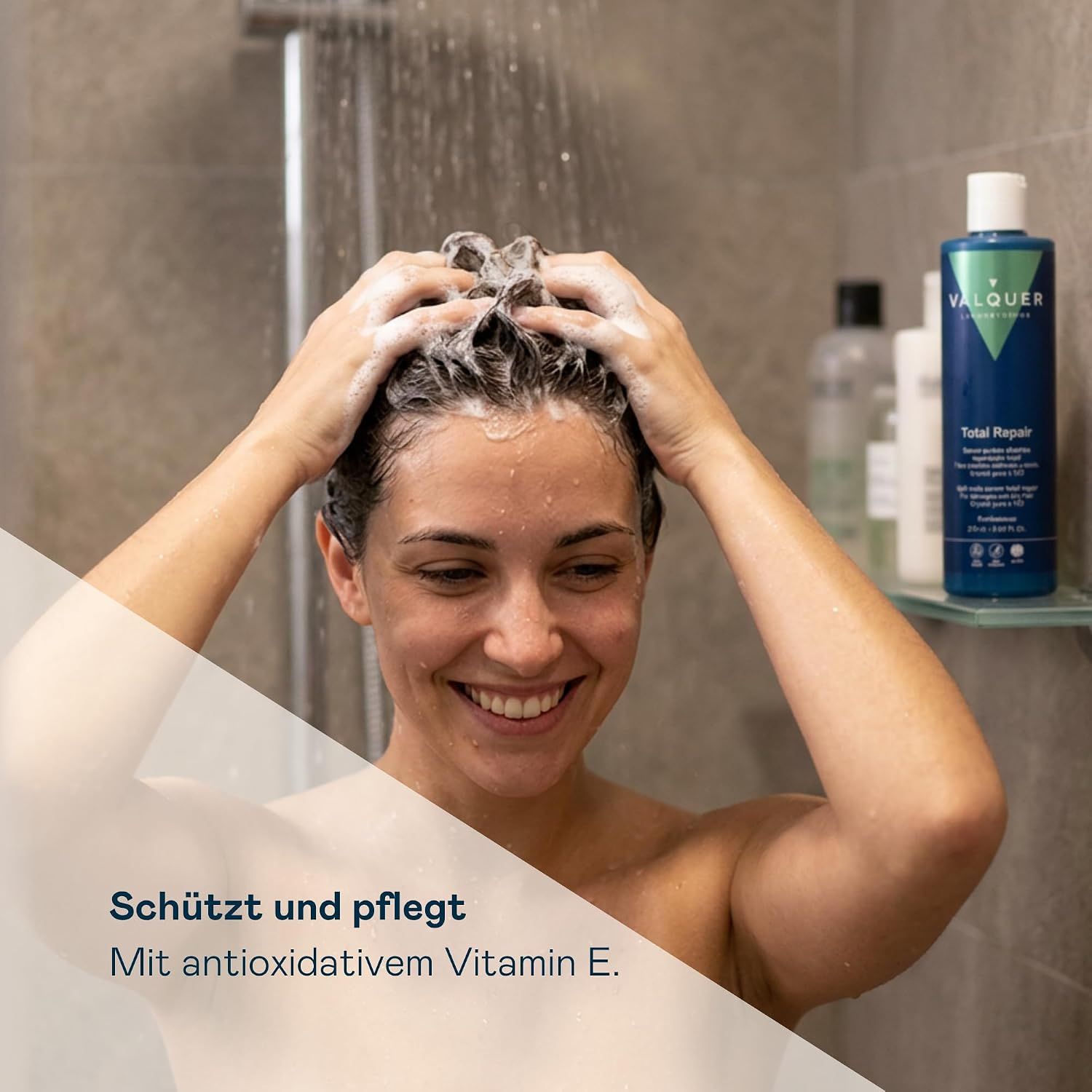 Flasche 'Valquer Total Repair' Serum mit Pumpspender, umgeben von Wassertropfen.