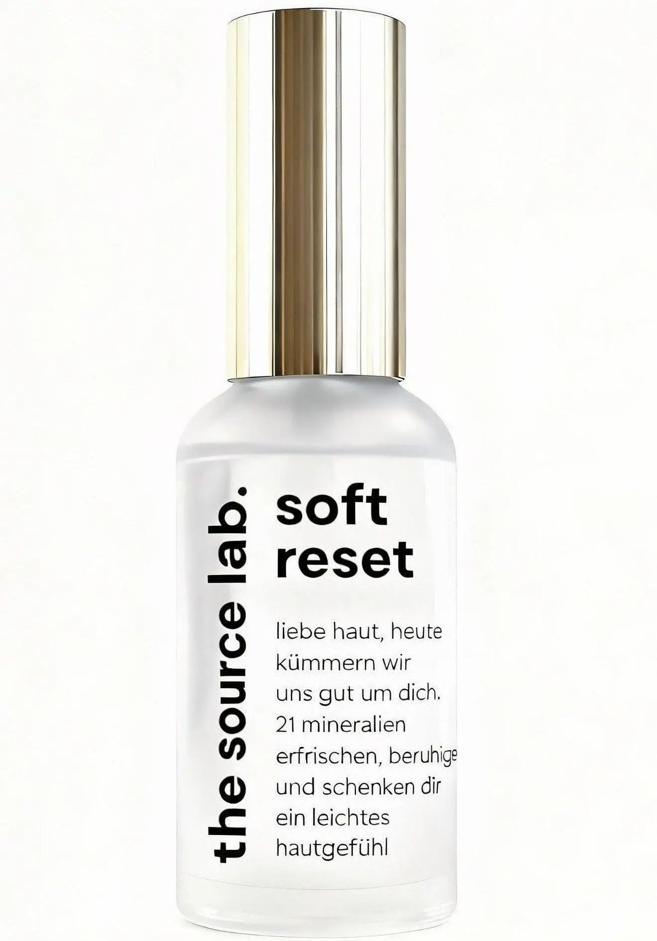 Hautspray-Flasche "soft reset" von the source lab. Transparente Flasche, goldener Sprühkopf. Text: Liebe Haut, heute kümmern wir uns gut um dich.