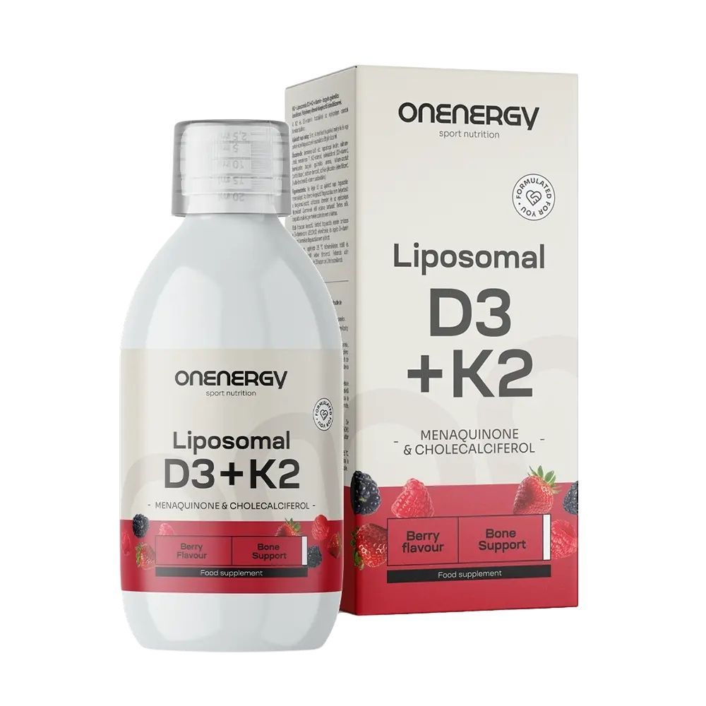 Flüssiges Nahrungsergänzungsmittel mit Etikett. Aufschrift: OnEnergy Liposomal D3 + K2. Mit Beeren-Illustrationen und Verpackung.