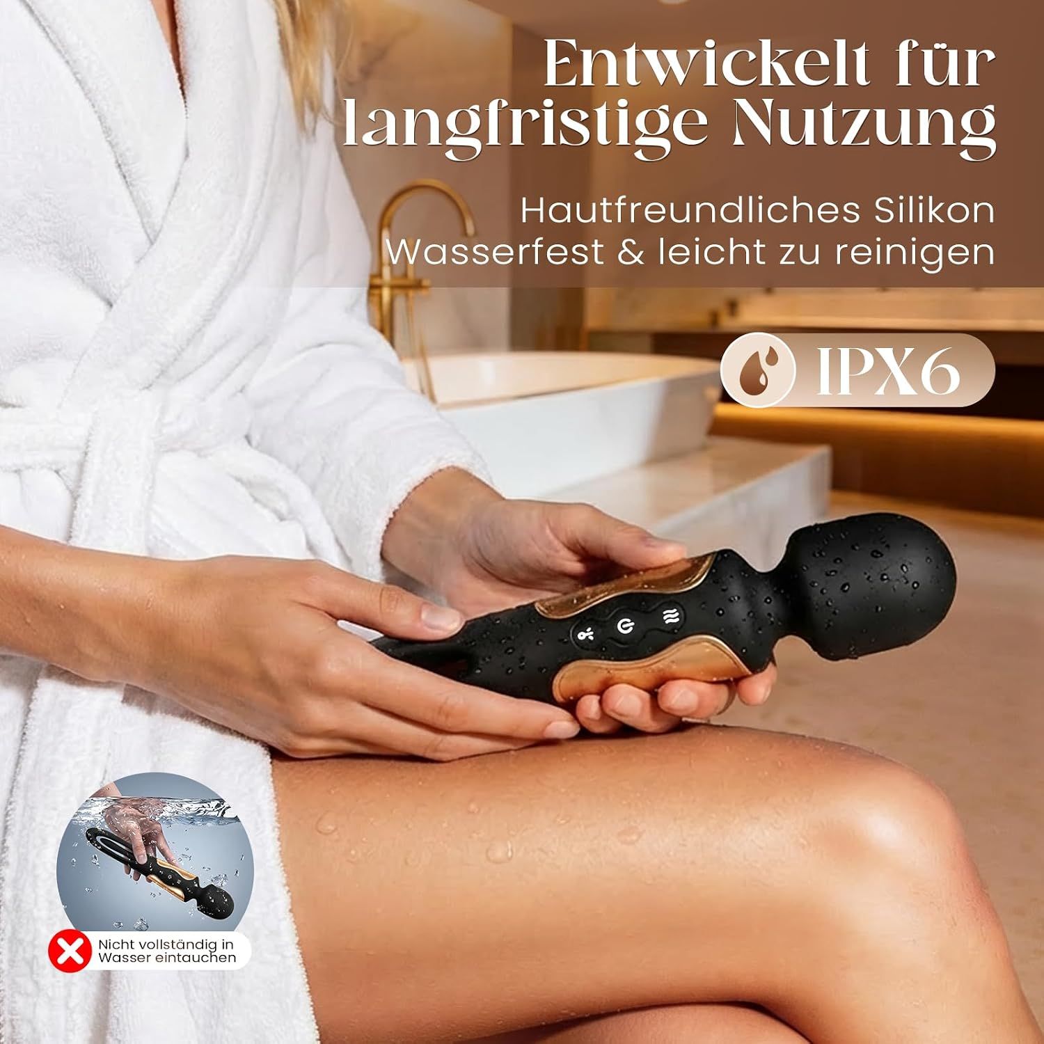 Schwarzer Vibrator mit kupferfarbenen Akzenten, gehalten von einer Person in einem Bademantel.