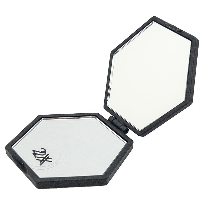 Geöffneter, sechseckiger Spiegel. Schwarzes Gehäuse mit zwei Spiegeln. Ein Spiegel mit "2X" Aufkleber.