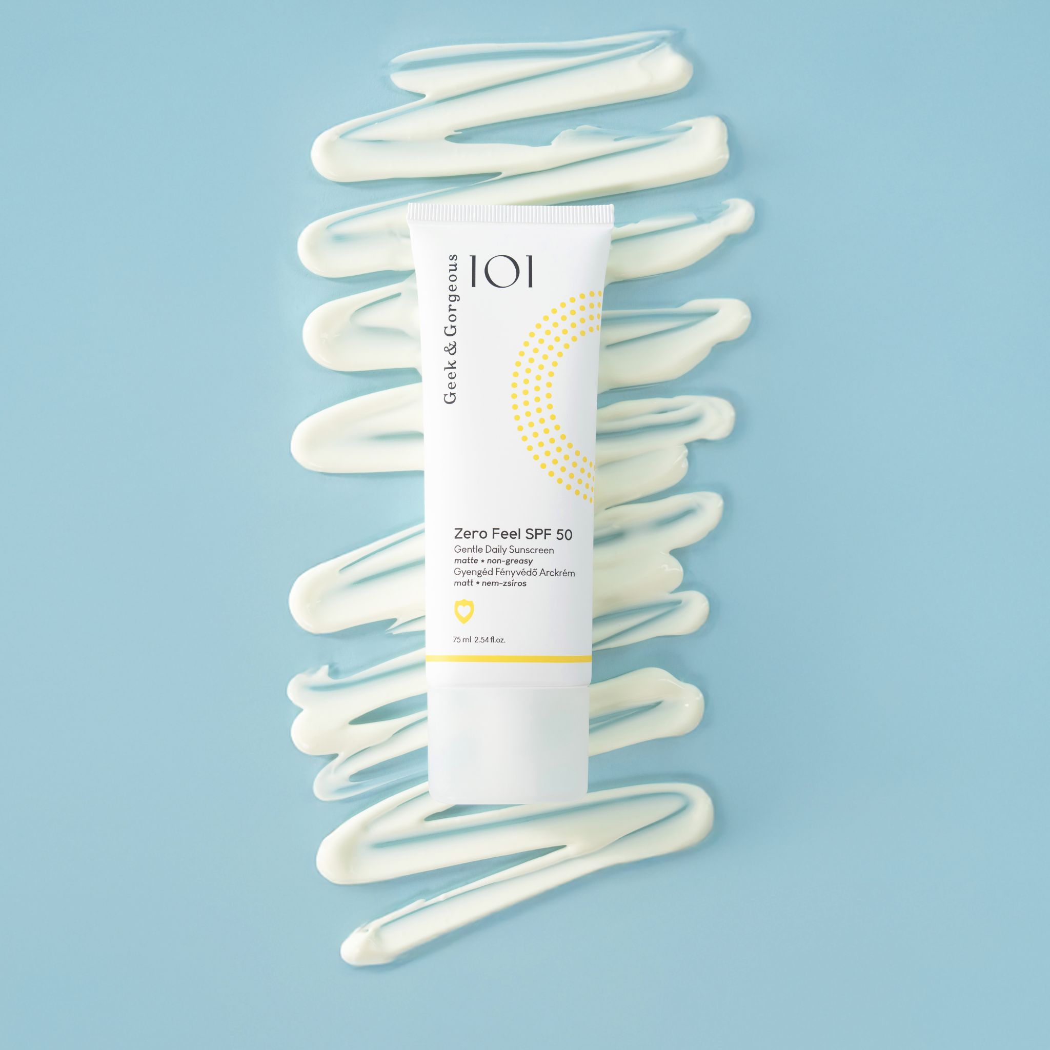 Weisse Tube "Zero Feel SPF 50" auf blauem Hintergrund mit weissen Streifen. Marke: Geek & Gorgeous.