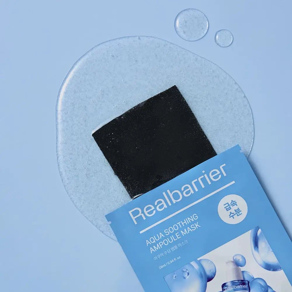 Schwarze Gesichtsmaske auf blauem Hintergrund neben Produkt-Päckchen.