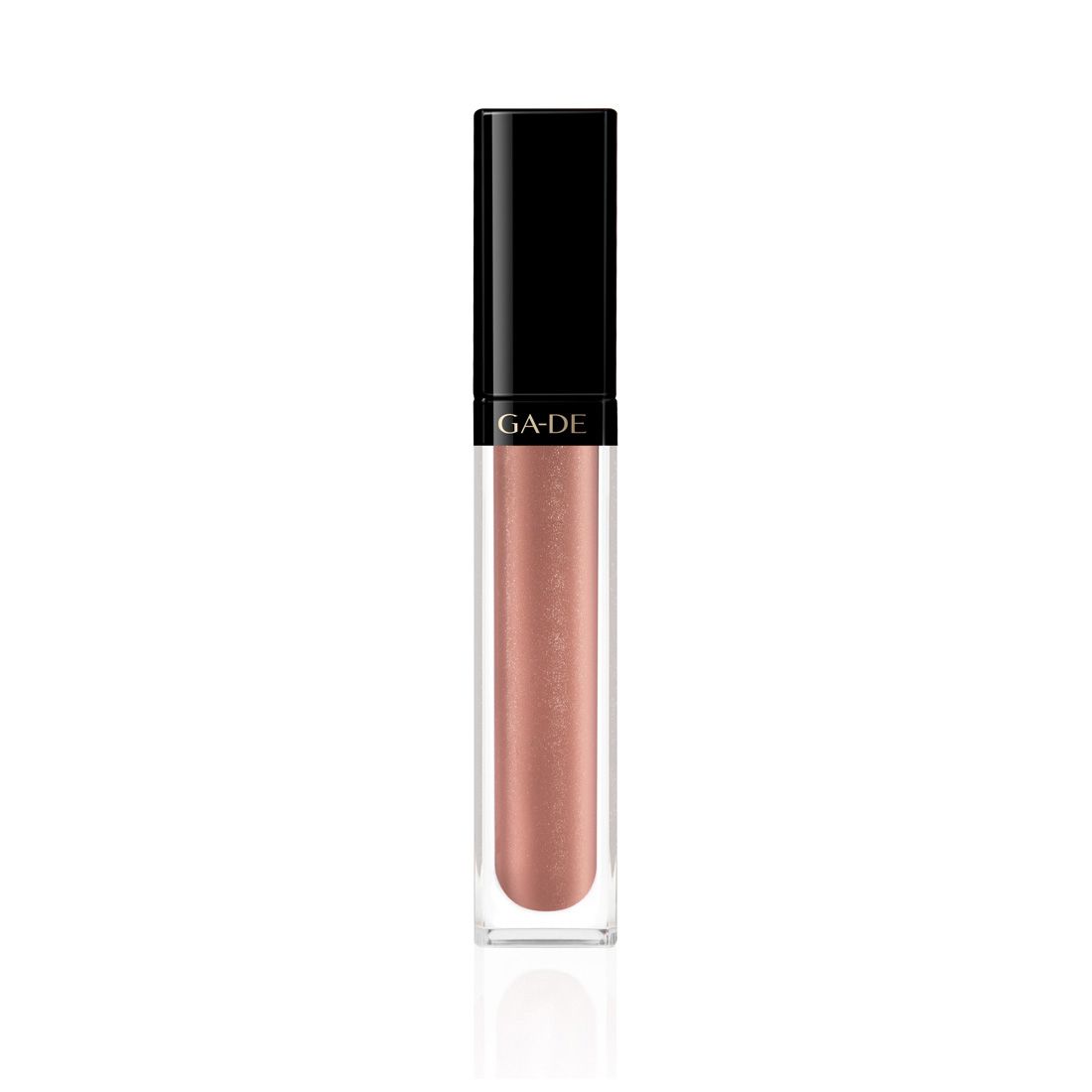 Lipgloss mit schwarzem Deckel. Der transparente Behälter enthält eine rosafarbene Flüssigkeit. Der Markenname GA-DE ist sichtbar.