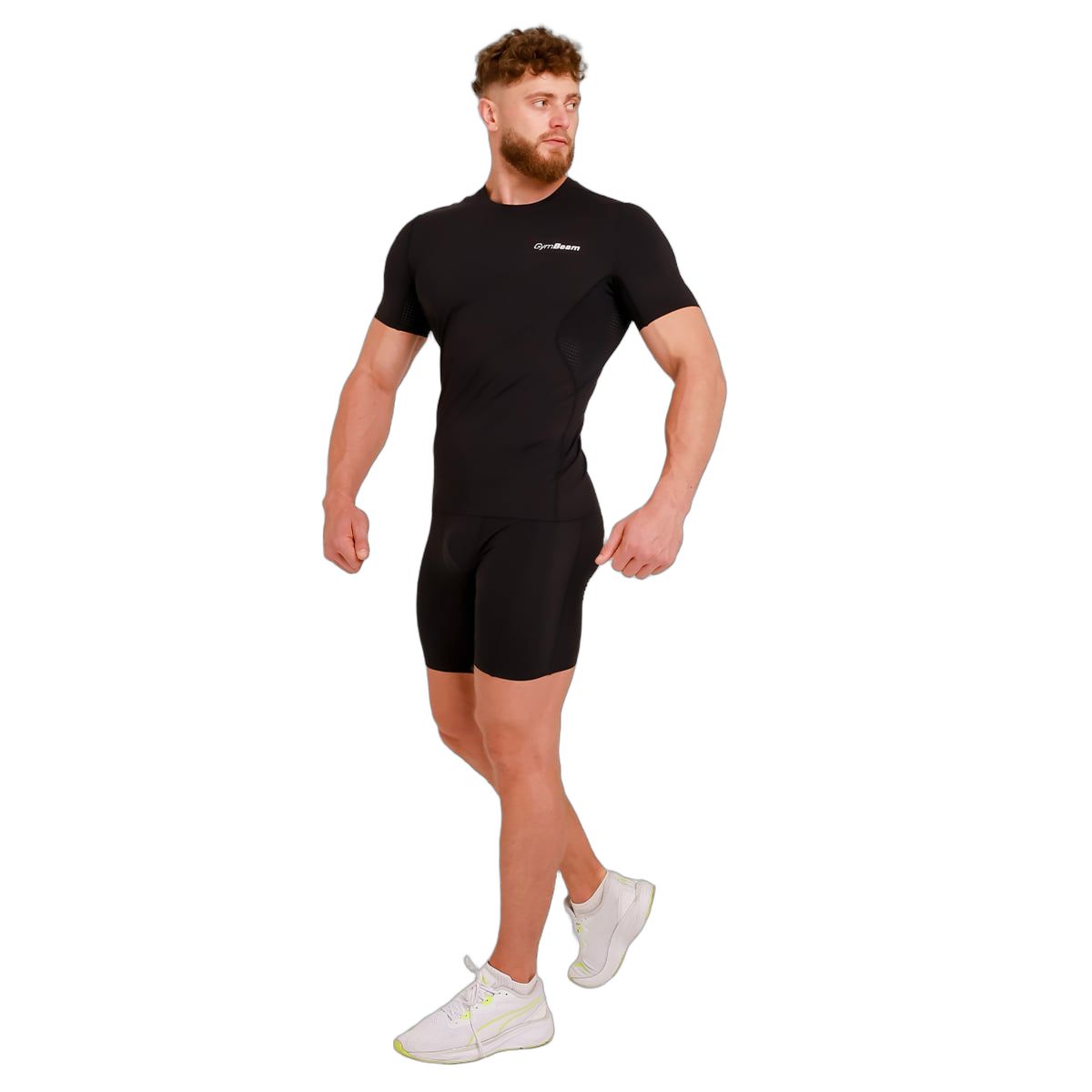 Mann in schwarzem Kompressions-T-Shirt und Shorts, seitliche Ansicht.