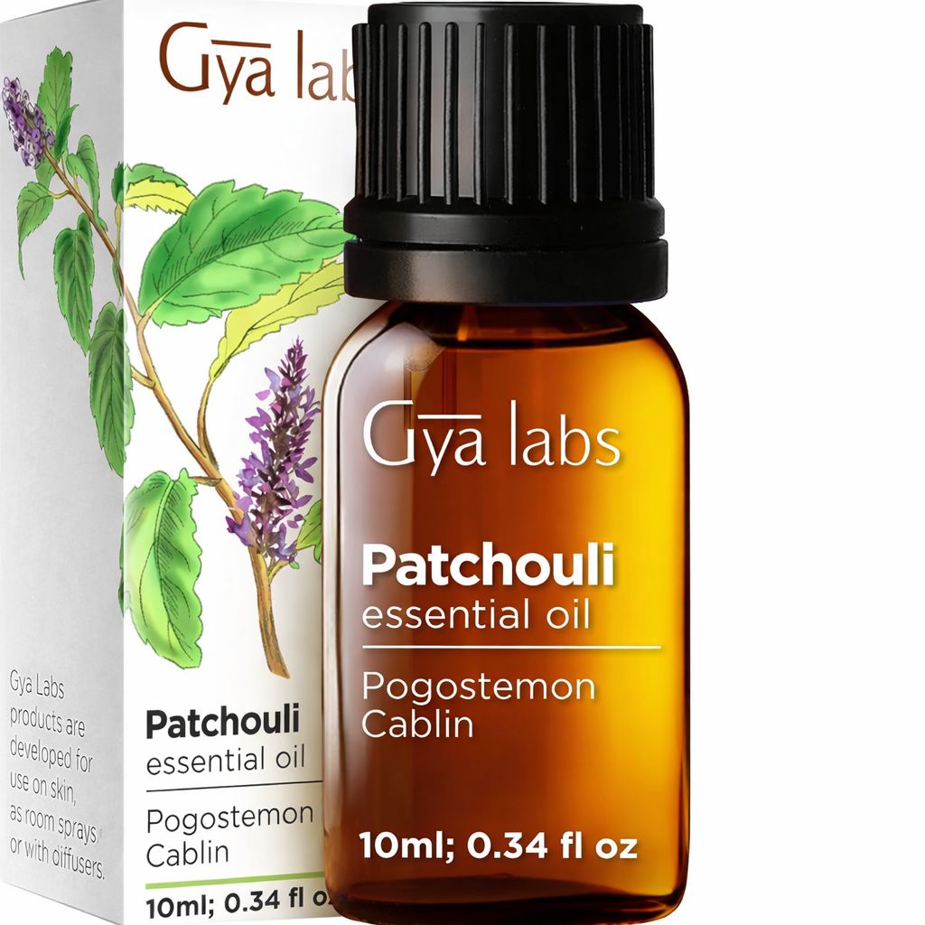 Eine Flasche Gya Labs Patchouli ätherisches Öl. Text: Patchouli ätherisches Öl, Pogostemon Cablin, 10ml; 0,34 fl oz. Auf der Verpackung steht Gya Labs.