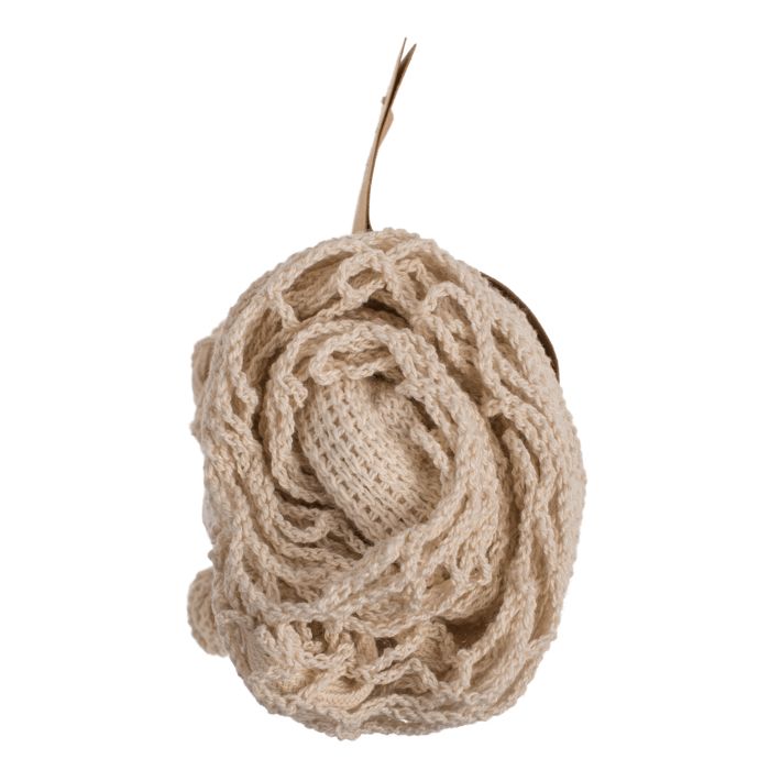 Naturfarbener Netz-Rucksack, gerollt. Der Rucksack ist aus grobem Netzmaterial gefertigt und hat eine natürliche Farbe.