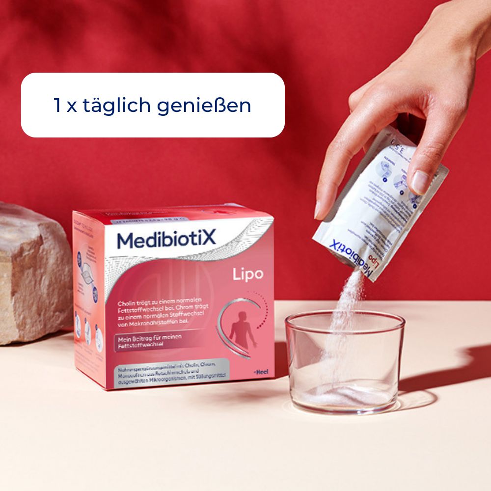 Person gießt Pulver aus MedibiotiX Lipo-Beutel in Glas. Daneben Schachtel. Text: 1x täglich genießen. Roter Hintergrund.