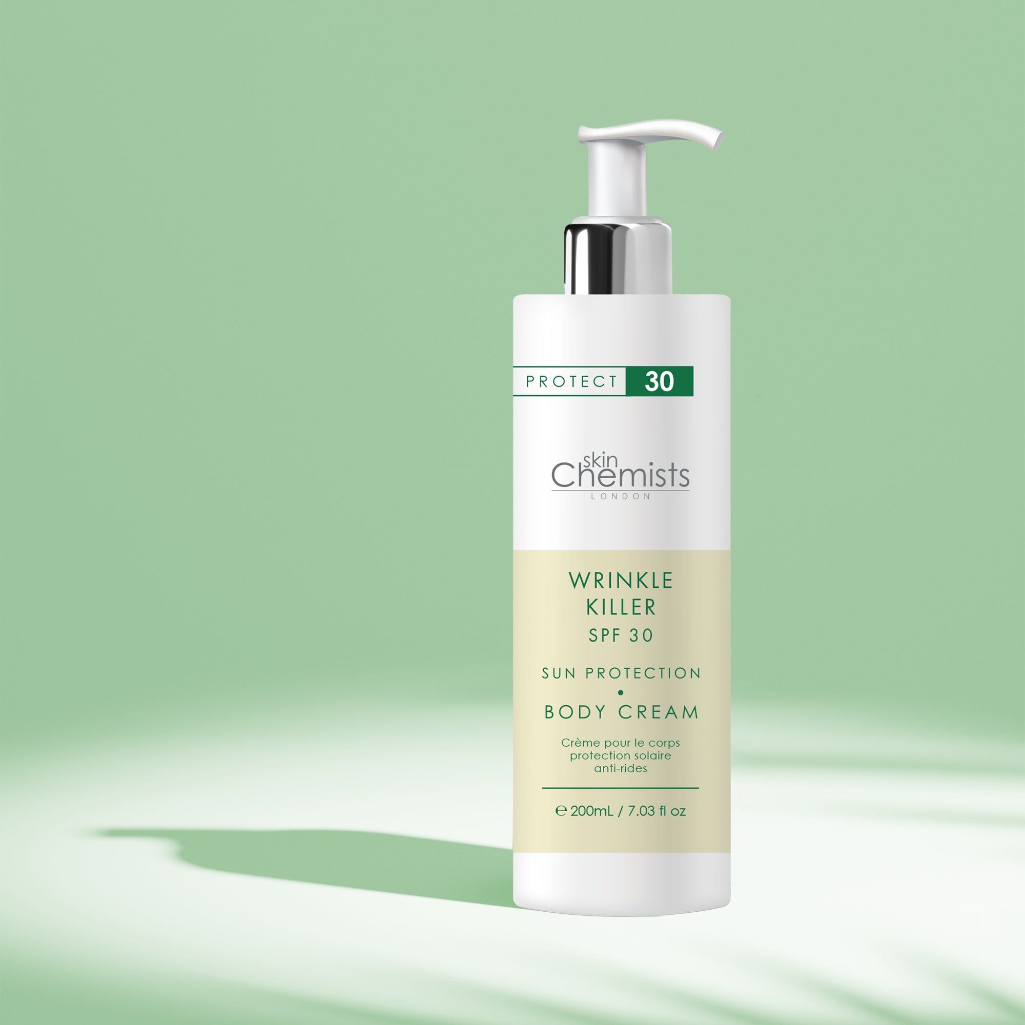 Weiße Flasche mit Pumpe. Aufschrift: Protect 30, Skin Chemists, Wrinkle Killer, SPF 30, Sun Protection Body Cream. Grüner Hintergrund.