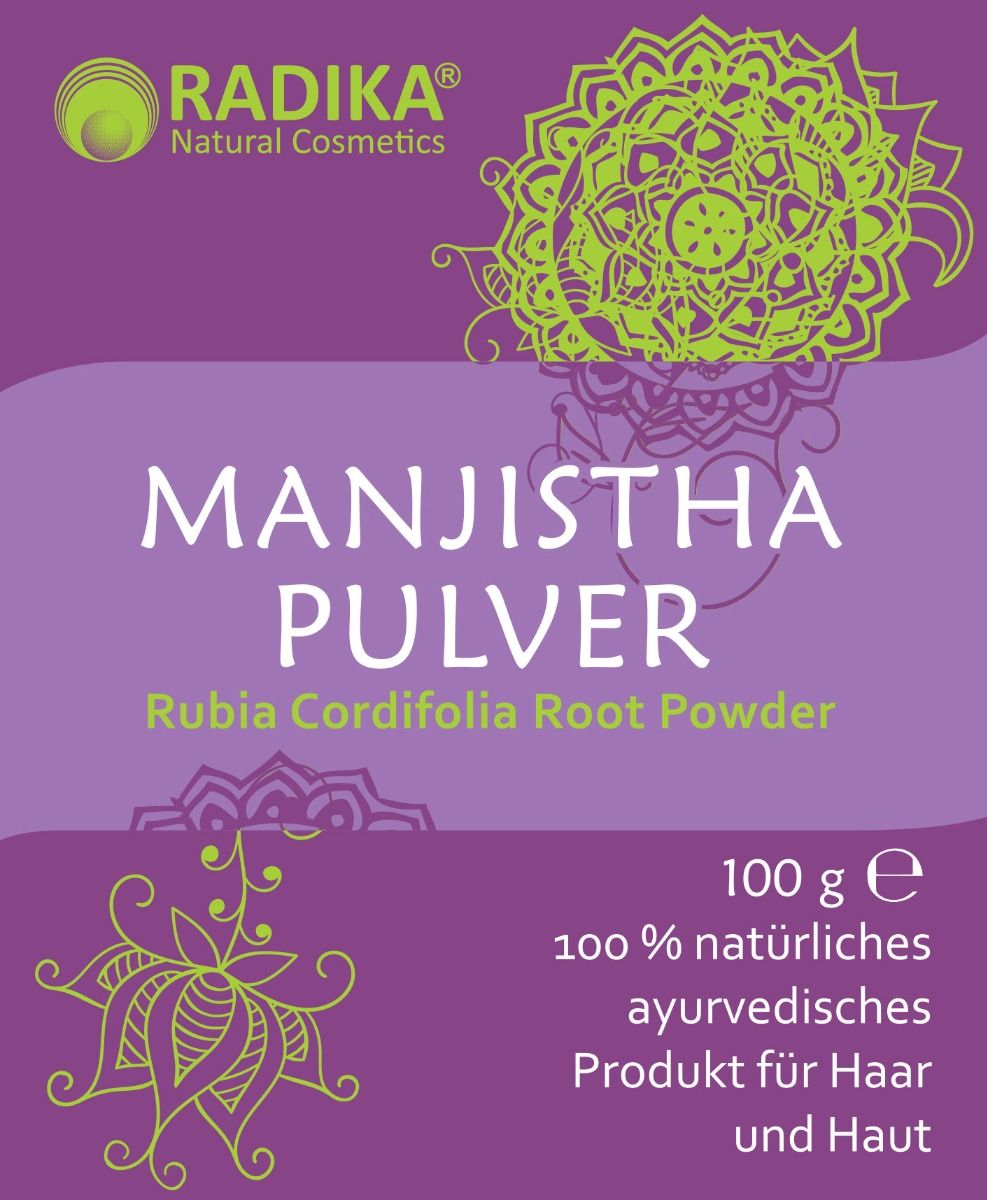 Lila Etikett mit weißer Schrift. Aufschrift: MANJISTHA PULVER, Rubia Cordifolia Root Powder. 100 g. 100 % natürliches ayurvedisches Produkt für Haar und Haut. Marke: RADIKA.