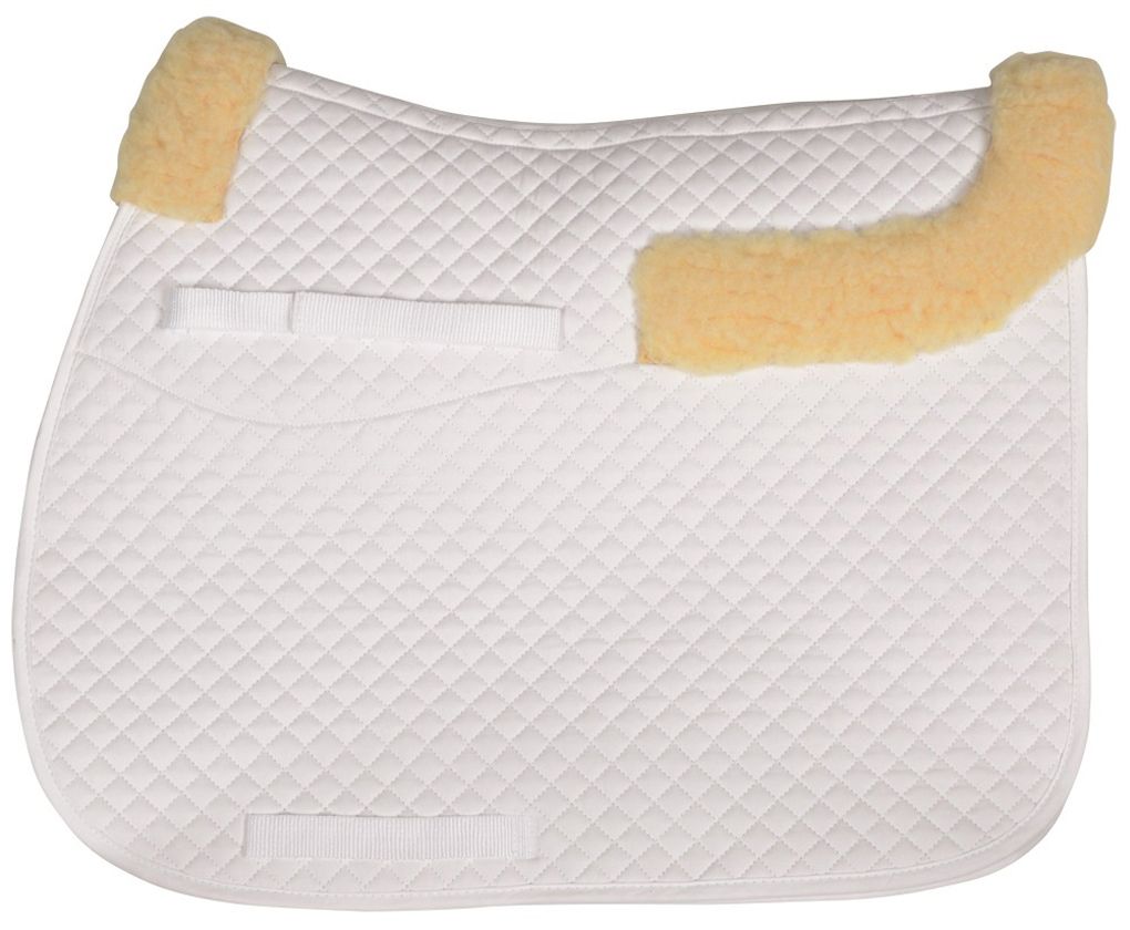 Weiße Schabracke mit gelbem Lammfellimitat an den Seiten. Quadratisches Steppmuster.