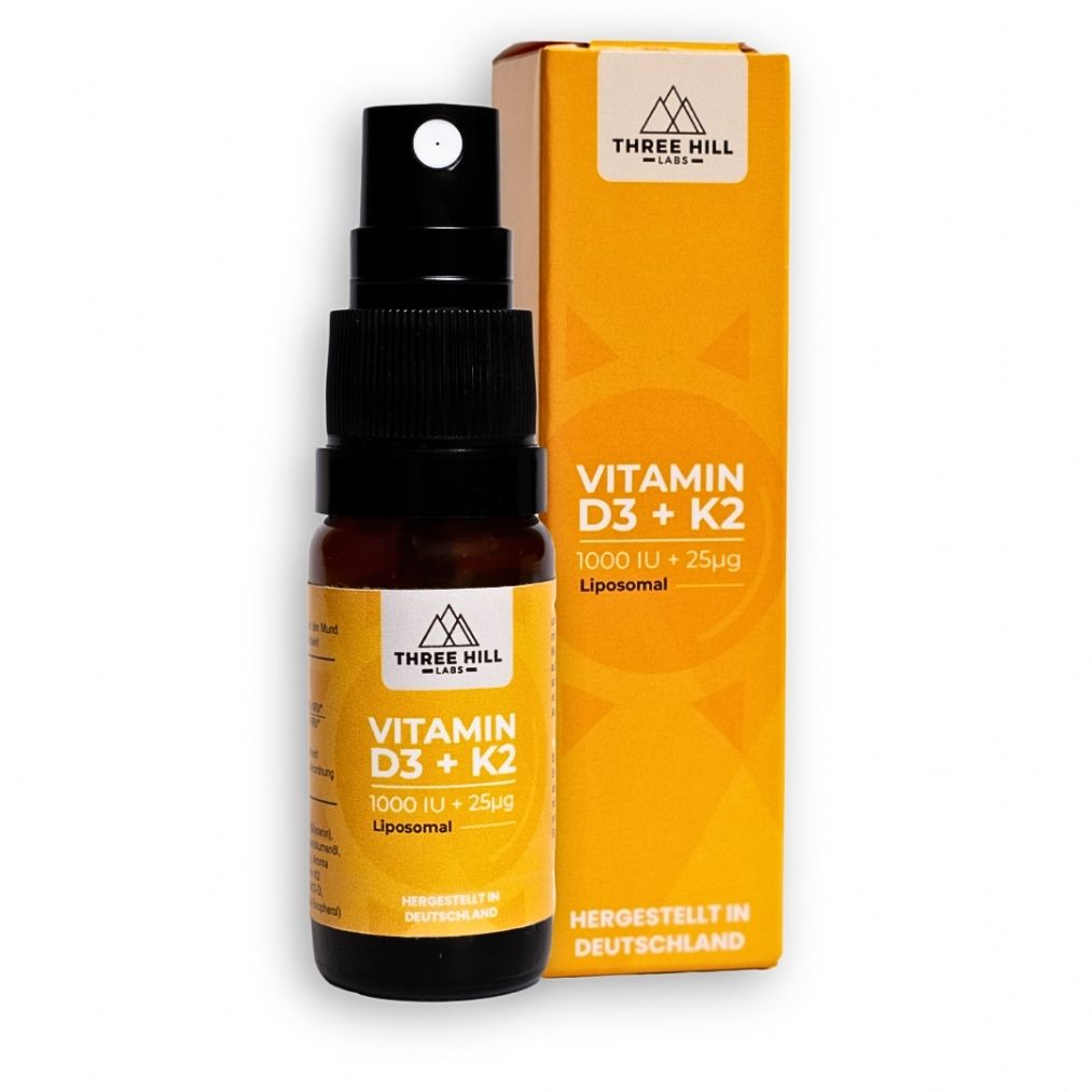 Braune Sprühflasche und gelbe Verpackung. Aufschrift: Vitamin D3 + K2, 1000 IE + 25µg. Hergestellt in Deutschland.