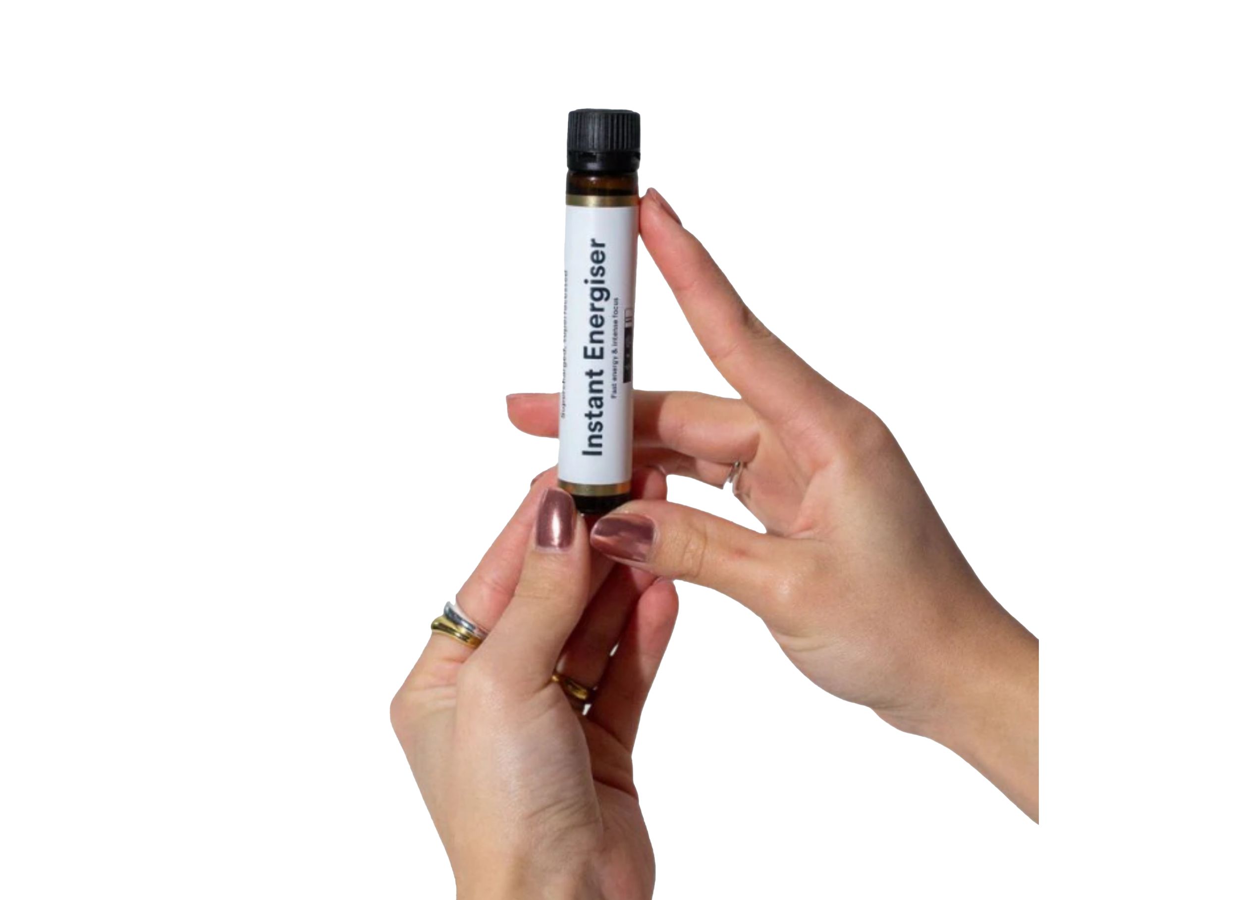 Hände halten eine Flasche 'Instant Energiser'. Schwarzer Deckel, weißes Etikett.