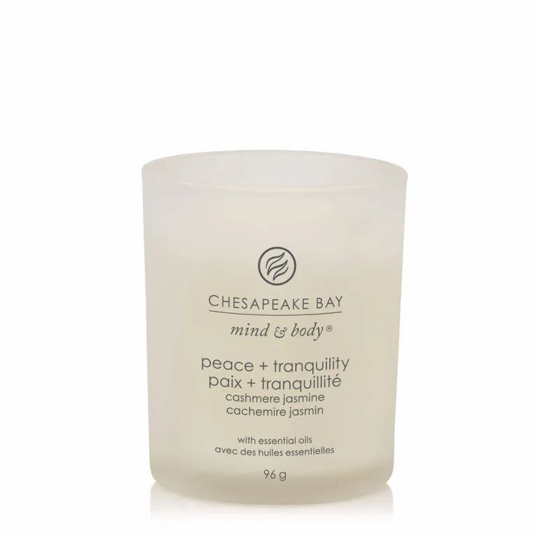 Kerze in einem Glasbehälter. Aufschrift: Chesapeake Bay mind & body, peace + tranquility, cashmere jasmine, 96 g.