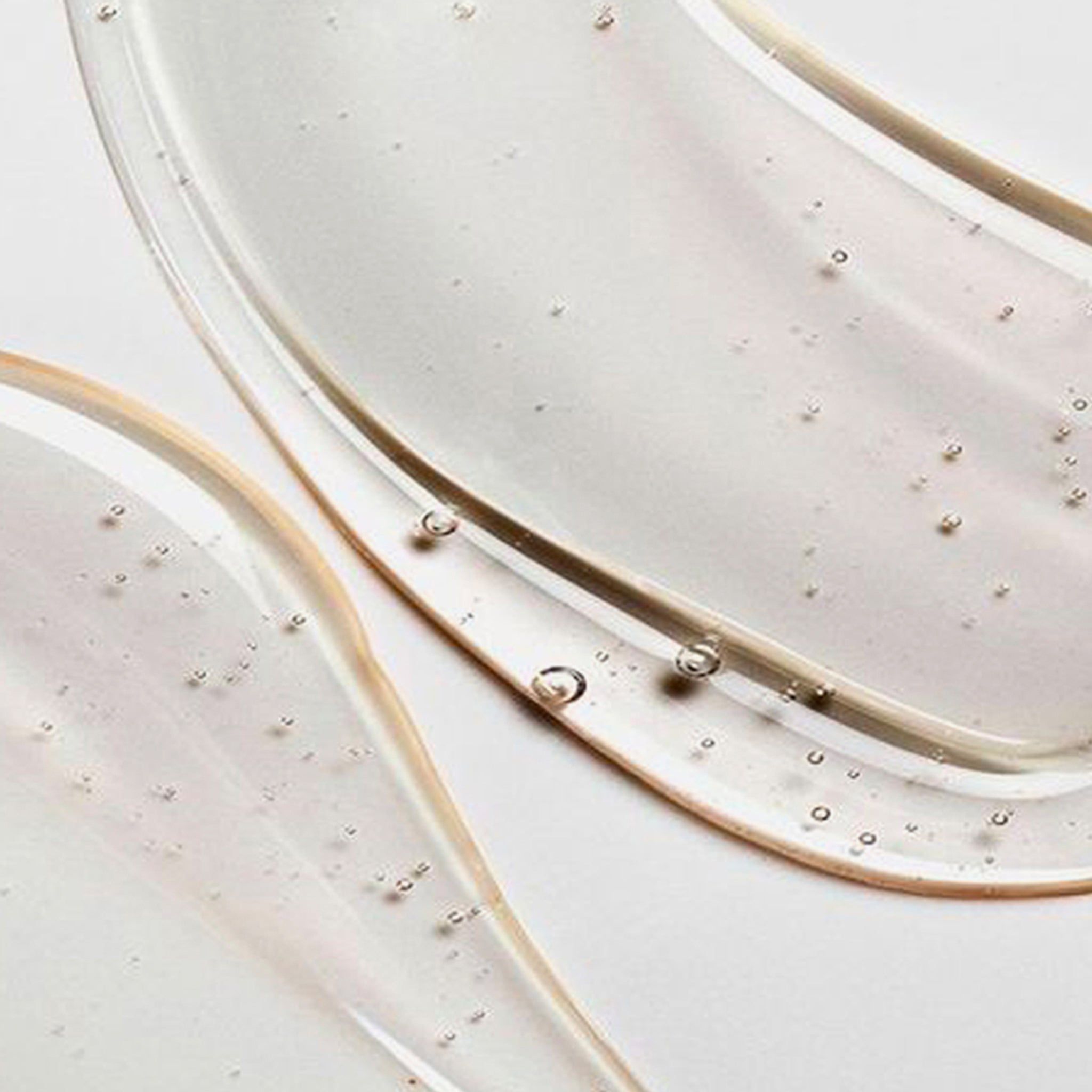 Nahaufnahme von transparentem Shampoo-Gel. Auf hellem Hintergrund. Blasen sichtbar.