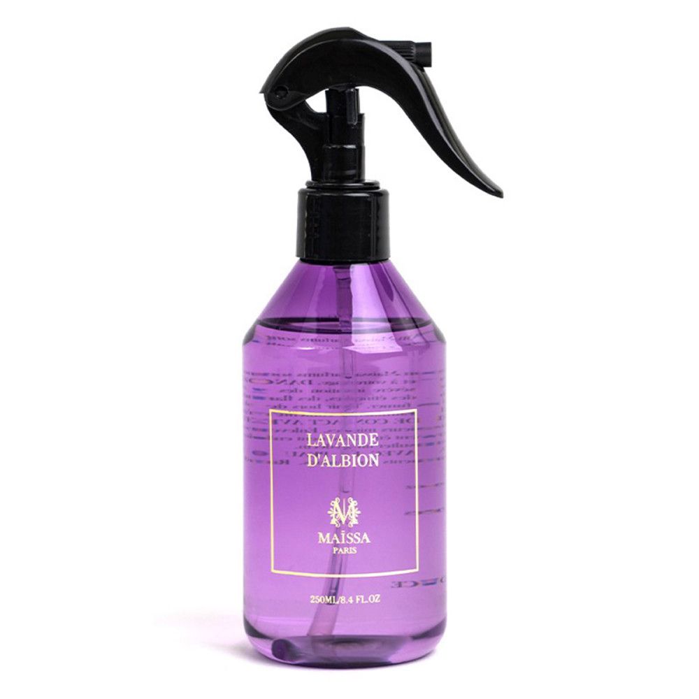 Violette Sprühflasche mit schwarzem Sprühkopf. Etikett mit Text: Lavande d'Albion, Maïssa Paris. Goldfarbene Schrift.