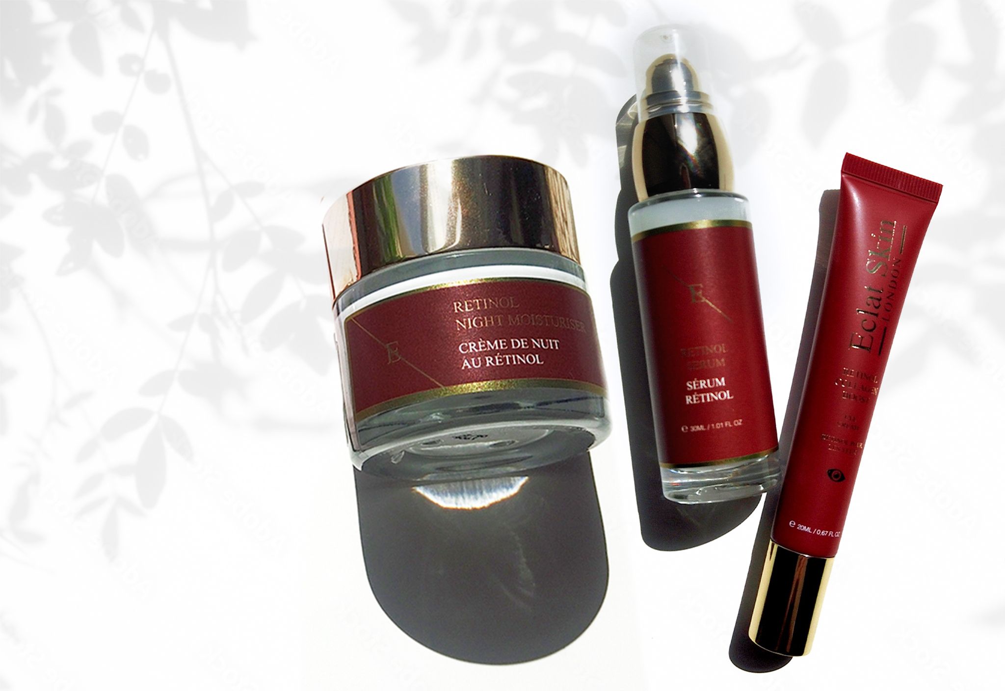 Drei Hautpflegeprodukte auf weißem Hintergrund. Enthält Creme, Serum und Augencreme. Aufschrift: Retinol.