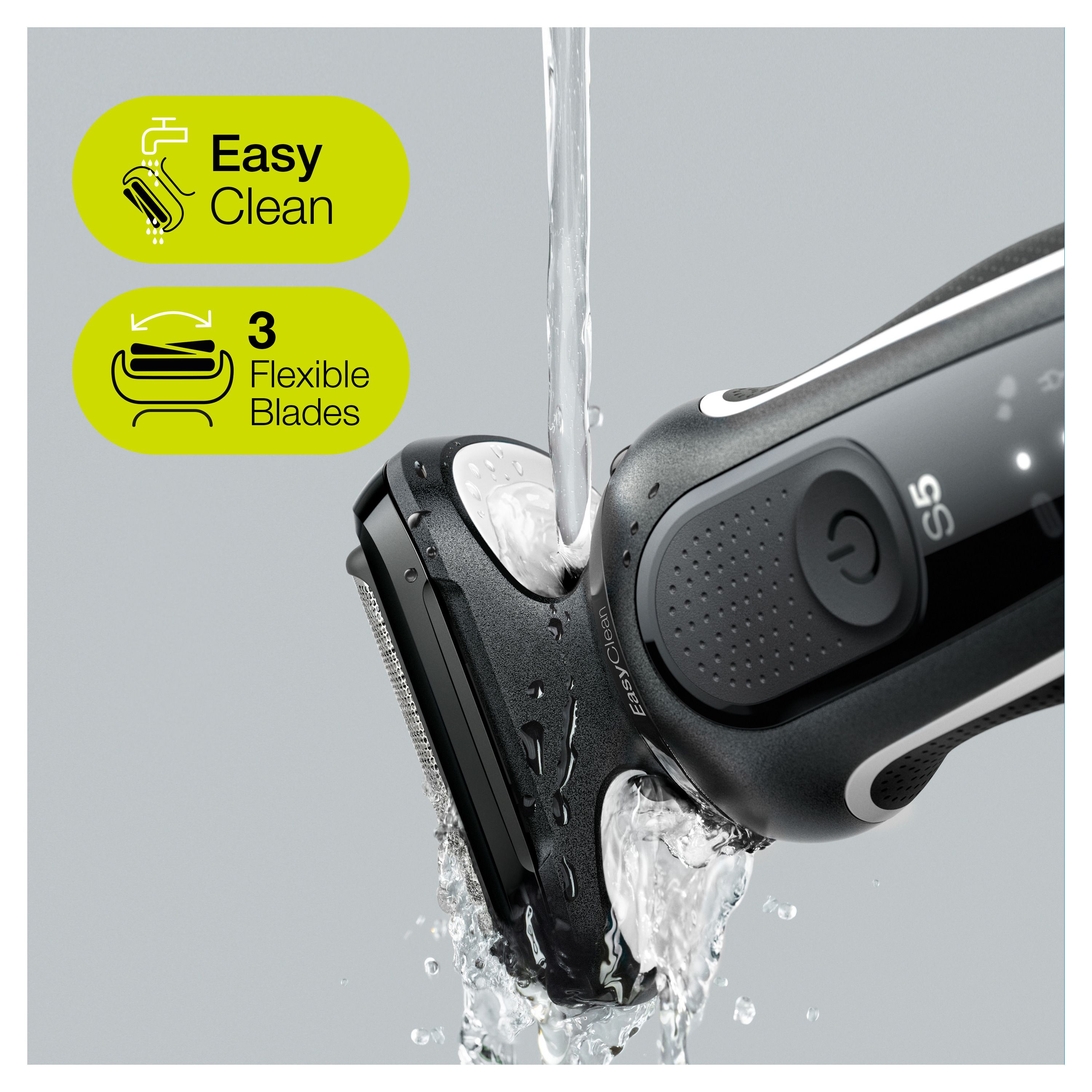 Rasierer unter fließendem Wasser. EasyClean-Funktion, 3 flexible Klingen. Schwarzes Gerät, grauer Hintergrund.