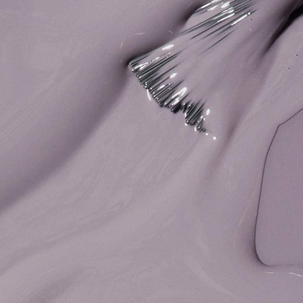 Nagellack in hellem Lila. Pinselspitze mit Lack auf glatter Oberfläche. Nahaufnahme.