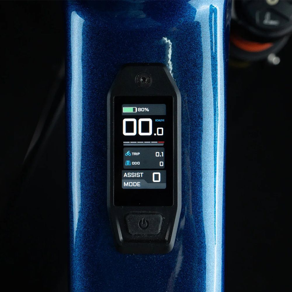 Fahrrad-Display mit Anzeige von Geschwindigkeit, Akkustand, Trip, Distanz und Unterstützungsmodus. Schwarzes Gehäuse.