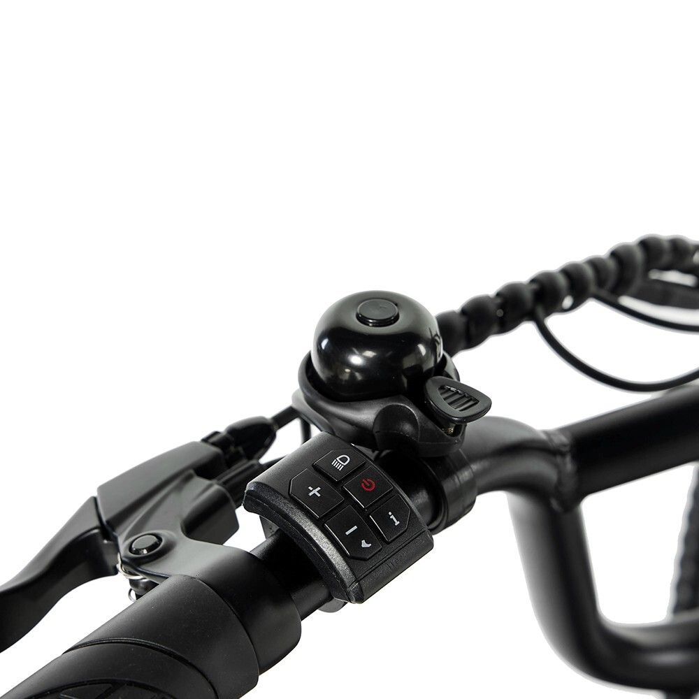 Lenker eines Elektro-Citybikes. Klingel, Bedienelemente und Bremshebel. Schwarze Farbe.