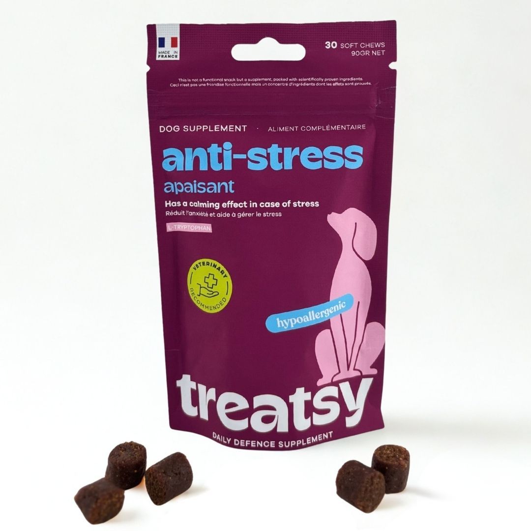 Produktverpackung mit Anti-Stress-Ergänzungsfuttermittel für Hunde. 30 Soft Chews, 90g. Braune Tabletten.