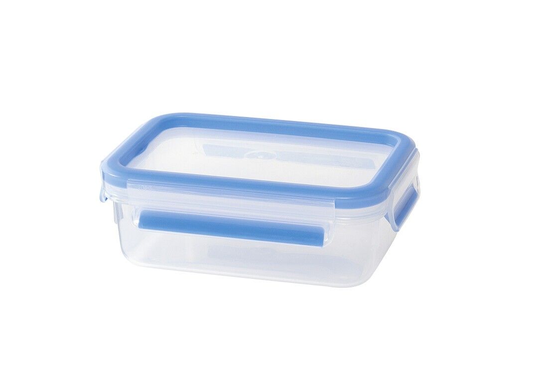 Transparente, rechteckige Frischhaltedose mit blauem Deckel und Clips.