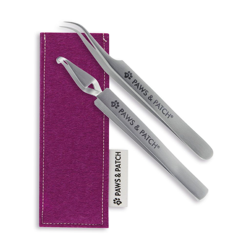 Zwei Zecken-Duo aus Edelstahl mit fliederfarbenem Etui. Auf dem Etui und den Zangen ist PAWS&PATCH Logo sichtbar.