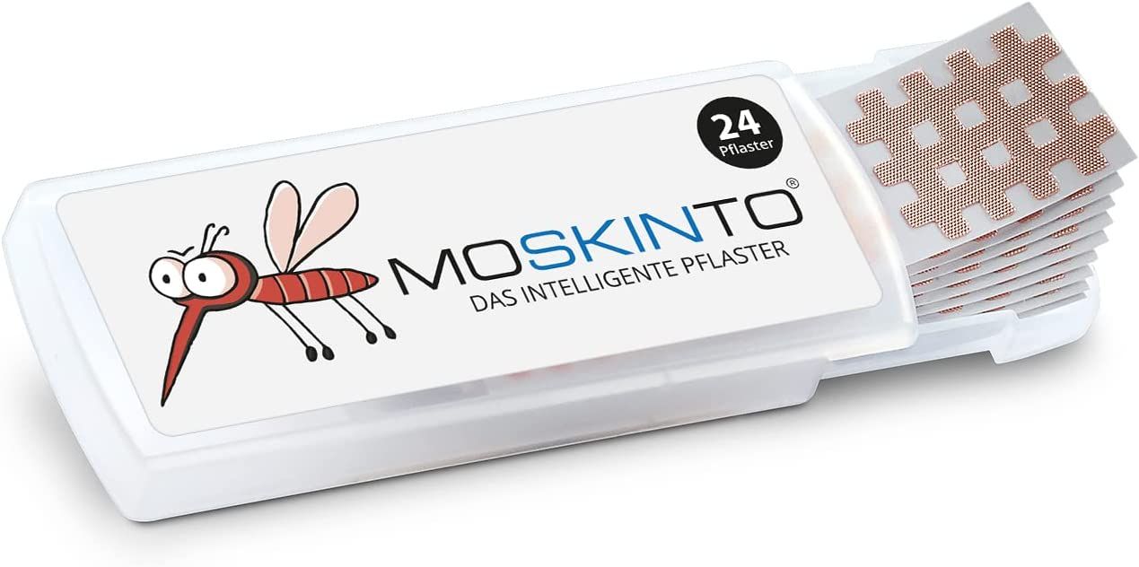 Geöffnete MOSKINTO Pflaster-Packung. Pflaster in der Packung und lose. Aufdruck: 24 Pflaster, Logo mit Mücke.