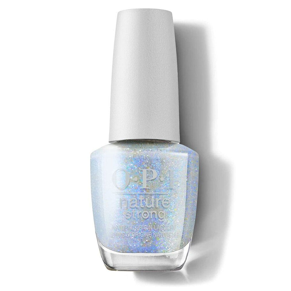 Nagellackflasche mit weißem Deckel. Aufschrift: nature strong. Hellblauer Lack mit Glitzerpartikeln.