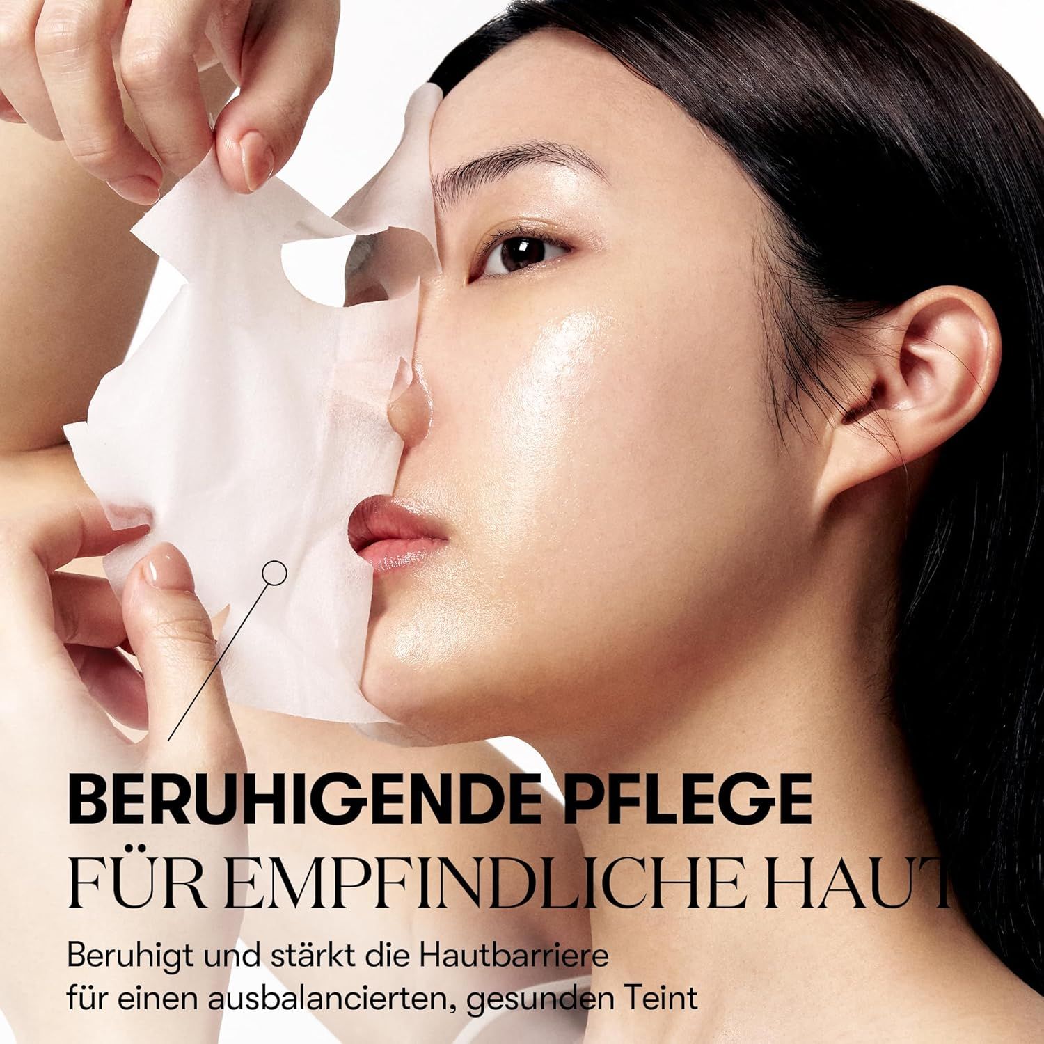 Gesichtsmaske wird auf Gesicht aufgetragen. Text: Beruhigende Pflege für empfindliche Haut. Beruhigt und stärkt die Hautbarriere.