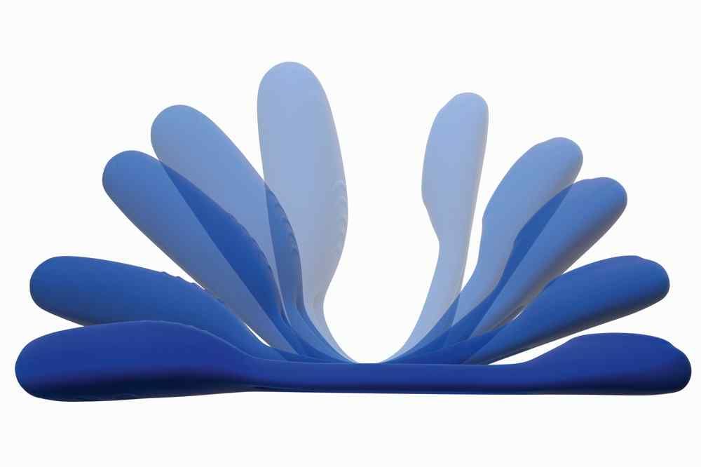Blaues Wellness-Produkt in einer dynamischen Darstellung. Mehrere Positionen des Produkts, von flach bis aufrecht, werden gezeigt.