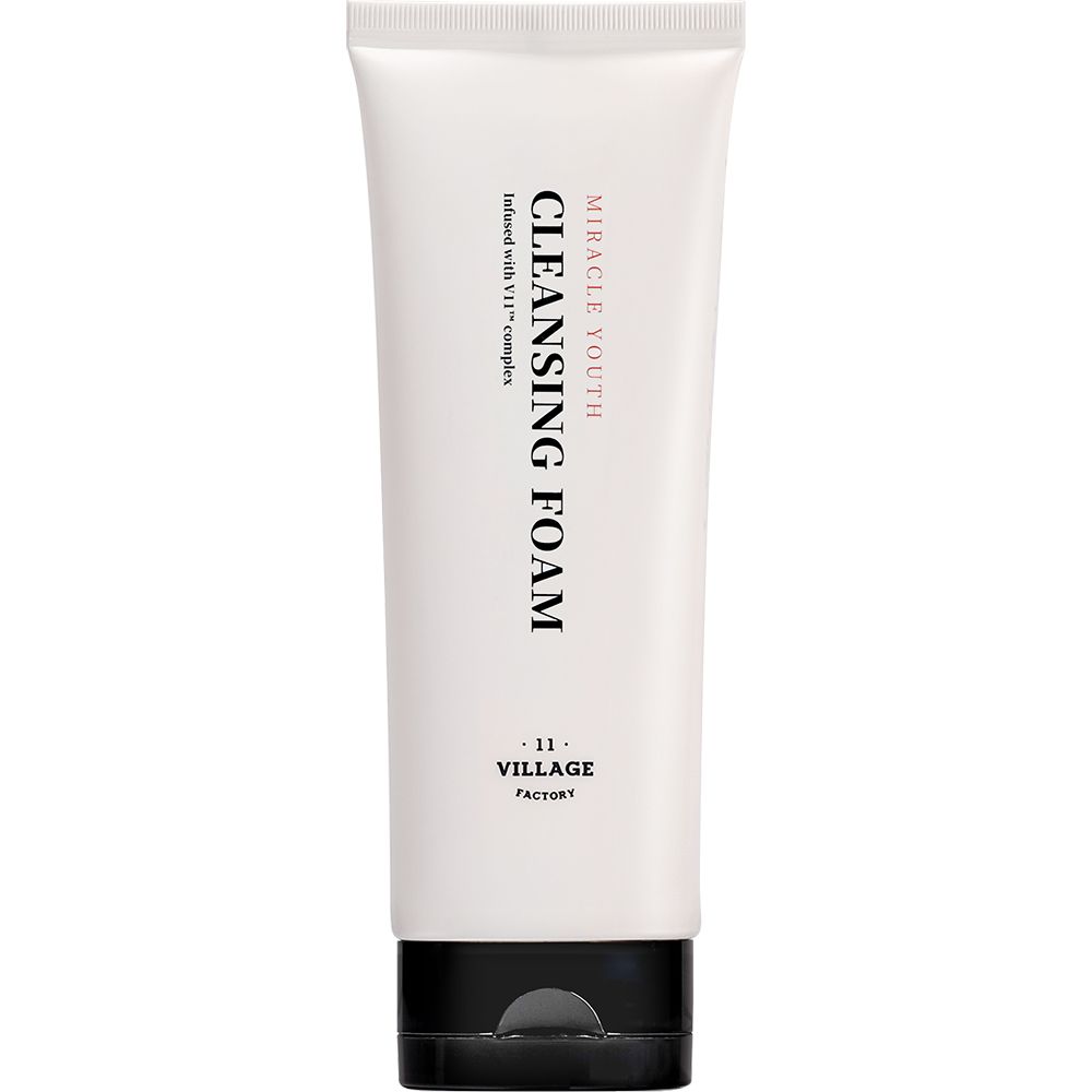 Weiße Tube mit schwarzem Deckel. Aufschrift: MIRACLE YOUTH CLEANSING FOAM. Marke: VILLAGE 11 FACTORY.