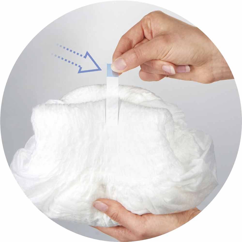 Person öffnet Inkontinenzhose. Pfeil zeigt auf Klebestreifen. Nahaufnahme.