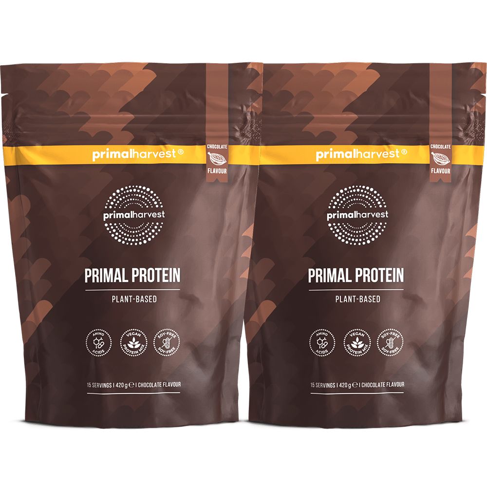 Zwei Beutel Primal Protein, Schokolade Geschmack. Braune Verpackung, Logo, Text: 15 Portionen.